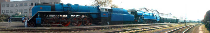 Parn spn vlak Sp11506 v ele s lokomotivami 498.022 a 477.043 odjd z Kladna, 26.4.2003
