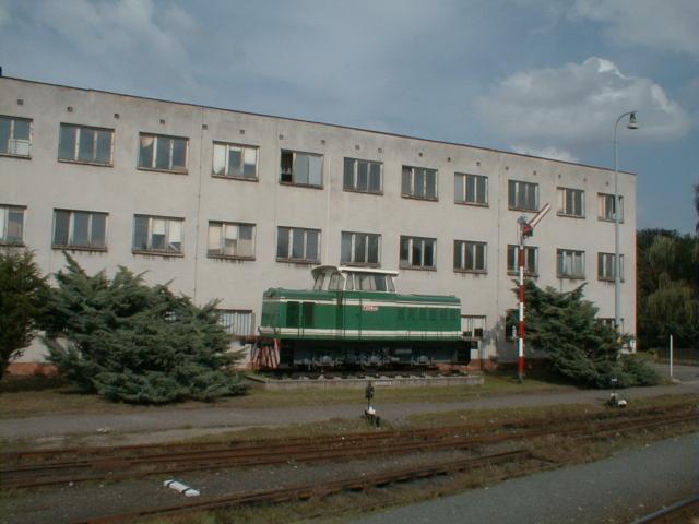 Kladno - pomnk s motorovou lokomotivou a nvstidlem * 10.8.2002
